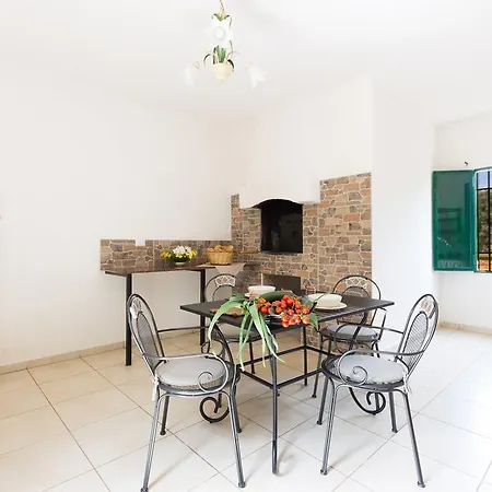 Trullo Oroncall Con Piscina *
