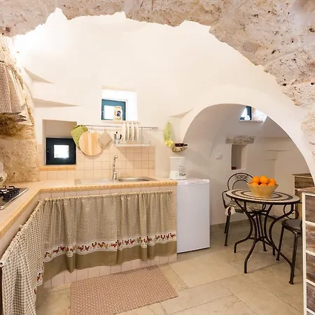 Trullo Oroncall Con Piscina * San Vito dei Normanni